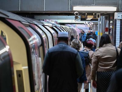 Aşırı sıcaklar Londra’yı vurdu: Metro seferlerinde büyük aksama