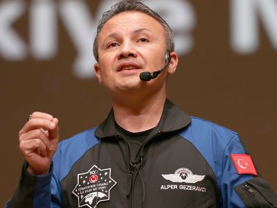 Astronot Gezeravcı gençlere seslendi: ‘‘Alper Gezeravcı olmaya çalışmayın!’’