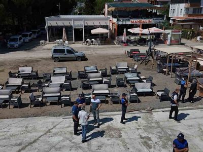 Atakum sahilinde işgal denetimi: kumsaldaki masa, sandalye ve şezlonglar kaldırıldı