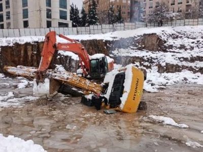 İstanbul'da Korkutan Kaza: Ataşehir'de Suya Düşen İş Makinesinin Operatörü Hayatını Kaybetti