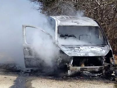 Ateşin Üzerine Aracını Park Etti: Araba Kullanılmaz Hale Geldi