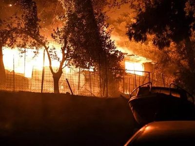 Atina alevler altında! Orman yangını evlere sıçradı, korkutan görüntüler var