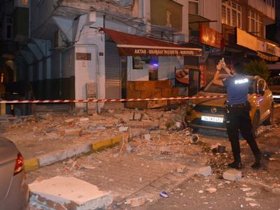 Avcılar'da Binanın Balkonları Çöktü