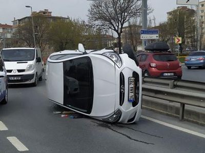 Avcılar’da Bir Otomobil Refüje Çıkıp Bariyerlere Çarptı: 1 Yaralı