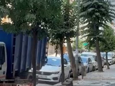 Avcılar'da yıkım hazırlığındaki binadan kontrolsüz atılan molozlar çevreyi tehdit ediyor