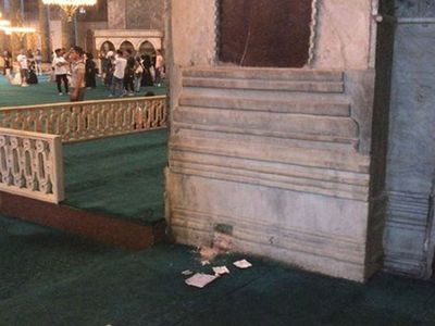 Ayasofya Camii'nde İlginç Olay, Taşların Arkasından İbranice Parşömen Çıktı!