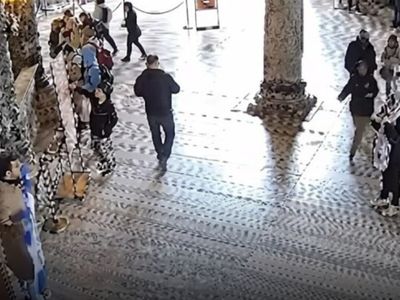 Ayasofya’da Provokatif Bayrak Açan İki Turist Tutuklandı