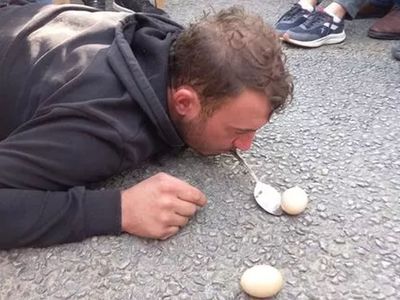 Aydın'da utandıran düğün geleneği! Damada düz kaşıkla asfalttan yumurta toplattılar
