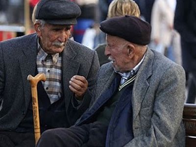 AYM'den Yaşlılık Aylığı Kararı: İşten Ayrılmak Gerekmeyecek