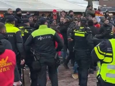 AZ Alkmaar Galatasaray maçı öncesi taraftarlar birbirine girdi