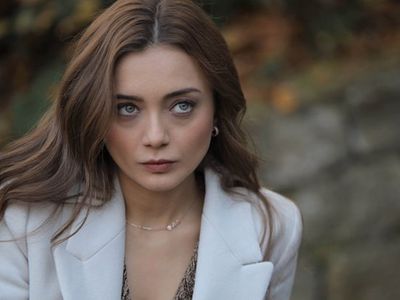 Aziz dizisinin Dilruba'sı Damla Sönmez ünlü şarkıcı Murat Boz'la aşk yaşadığı iddialarına itiraf gibi yanıt verdi