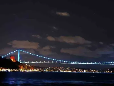 Fatih Sultan Mehmet Köprüsü özel gün için turkuaz renkte ışıltılandı