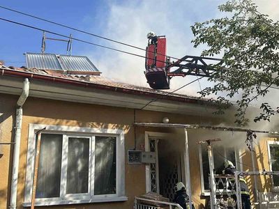 Burdur'da evde çıkan yangın mahallede paniğe neden oldu