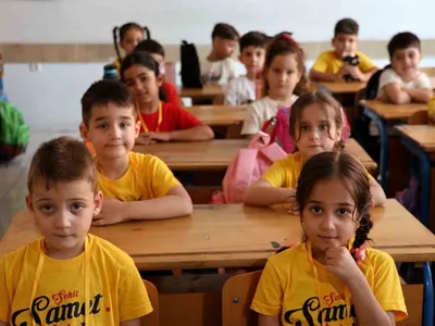 Adanalı dördüzlerin ilk okul günü mutluluğu