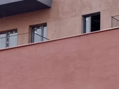 Hatay'da inşaat işçileri terasta oyun havası eşliğinde eğlendi