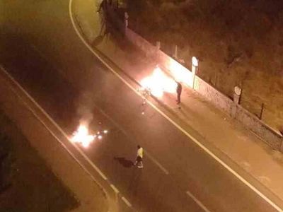 Seyir halindeki motosiklet alev alev yandı