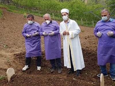 Baba ve Kızı Koronavirüsten Dolayı Aynı Gün Öldü