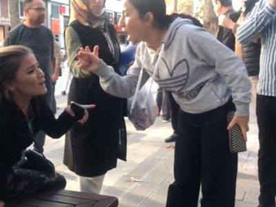 Babasına Şantaj Yapan Kadını Polis Gelene Kadar Tekme Tokat Dövdü