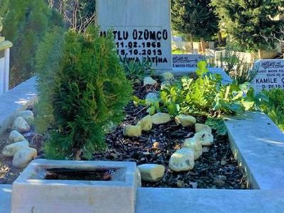 Babasının mezarına kalp çizen genç kadın, gökyüzüne baktığında gördüğüne inanamadı!