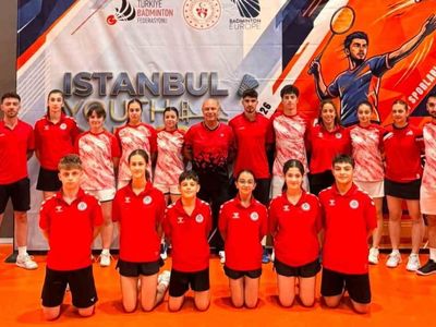 Badminton süper liginde lider Erzincan ekipleri oldu