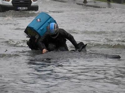 Bağcılar'da Su Borusu Patladı, Kurye Çukura Düştü
