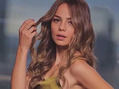 Bahar Şahin beyazlar içinde kuğu gibi oldu! Derin göğüs dekoltesi görenlerin aklını başından aldı