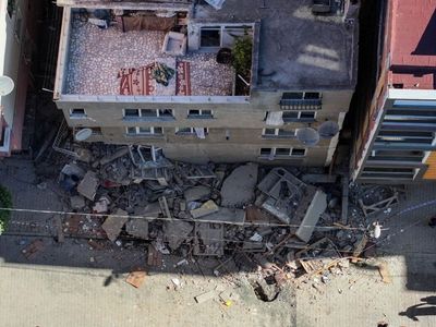 Bahçelievler’de büyük panik yaşandı: 7 katlı bina çöktü! 3 katı kaçak çıktı