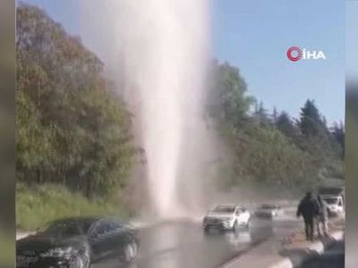Bahçeşehir'de su borusu patladı! Fışkıran su metrelerce yüksekliğe ulaştı: O anlar kameralara yansıdı
