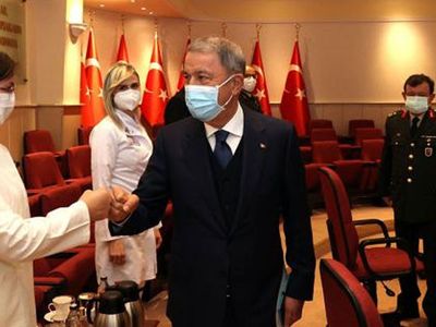 Bakan Akar Sağlık Personeliyle Bir Araya Geldi