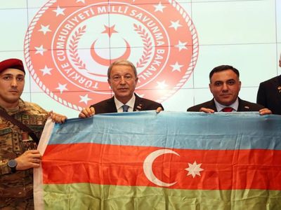 Bakan Akar’dan Bakü ziyareti: Azerbaycanlı mevkidaşıyla görüştü