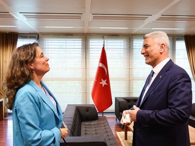 Bakan Bolat, Avrupa otomobil üreticileri birliği genel direktörü Vries ile görüştü