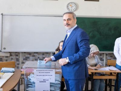 Bakan Fidan sandık başına geldi: Ankara’da oyunu kullandı