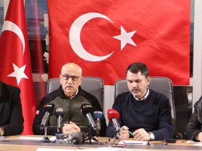 Bakan Kirişci basın açıklaması sırasında depreme yakalandı
