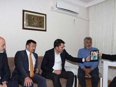 Bakan Kurum İzmir depreminde kızlarını kaybeden aileyi ziyaret etti: Aslı Taner'in ismi bir okulda yaşatılacak