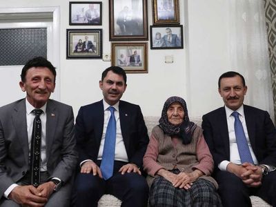 Bakan Kurum’dan Kızılcahamam’da iki önemli ev ziyareti: Kurum, 15 Temmuz’da 3 evladını şehit veren Muzaffer Nine’yi ziyaret etti