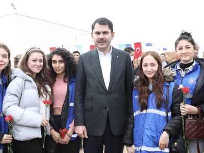 Bakan Murat Kurum, yangın bölgesinde kadınlarla fidan dikti