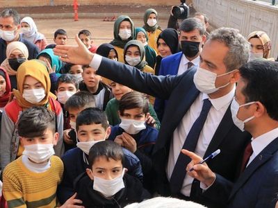 Bakan Özer'den, Milli Eğitim Müdürü ve Okul Müdürüne: '‘Siz Ne Biçim Adamsınız Ya? Siz Ne İş Yapıyorsunuz?'