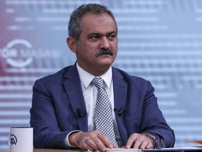 Bakan Özer’den öğretmenleri sevindiren haber: Bu sene atama kesin