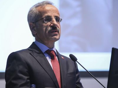 Bakan Uraloğlu, İstanbul Gayrettepe-Kâğıthane Metro Hattı'ndaki çalışmaları yerinde inceledi ve test sürüşü gerçekleştirdi
