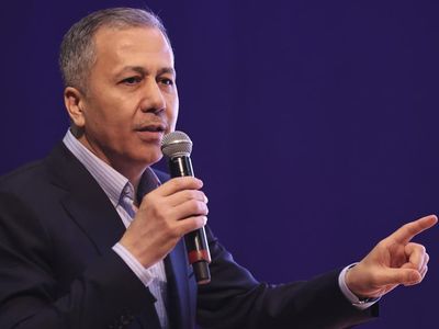 Bakan Yerlikaya Diyarbakır'da Türk bayrağının kaldırılması üzerine açıklama yaptı: "Mülkiye Müfettişlerimiz görevlendirilmiştir"