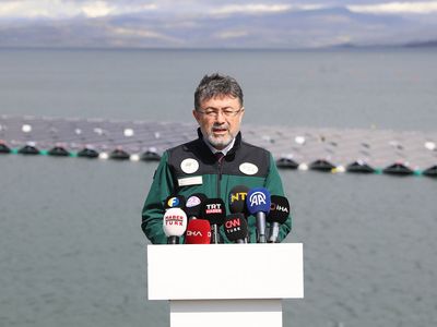 Bakan Yumaklı, Elazığ’ı ziyaret etti: Türkiye’nin ilk yüzer güneş enerjisi santralini inceledi!