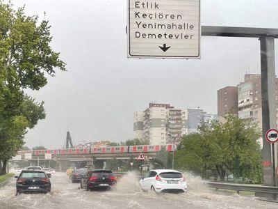 Bakanlık açıkladı: Sel nedeniyle yol kapatıldı