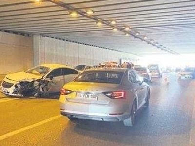 Bakımsız İETT araçlarının karıştığı kazalara bir yenisi eklendi: Lastiği fırlayan otobüs kazaya neden oldu