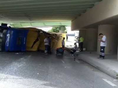 Bakırköy'de Korkunç Kaza: Üst Geçide Çarpan Tır İETT Otobüsünün Üzerine Devrildi, Yaralılar Var