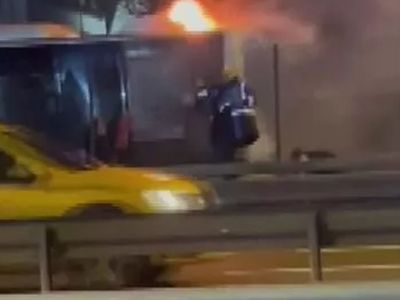 Bakırköy’de metrobüs yangını! Seferlerde aksamaya neden oldu
