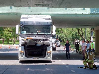 Bakırköy'de trafik uyarılarını fark etmedi: Akaryakıt dolu tır geçitte sıkıştı!