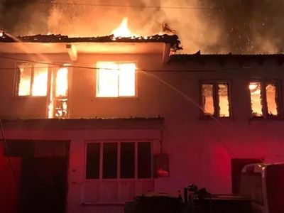 Balıkesir'de meydana gelen yangında küle dönen evde duygulandıran detay!