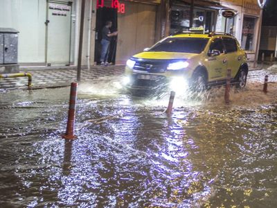 Balıkesir’de sağanak yağış kaosu: Cadde ve sokakları su bastı