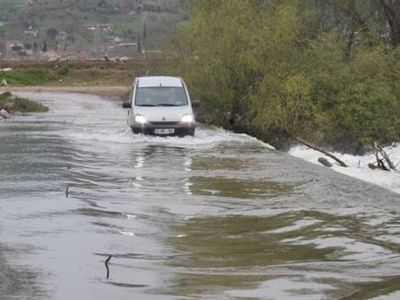 Balıkesir'de Vatandaşlar Evlerine Ulaşmak İçin Su Altında Kalan Köprüden Geçiyor