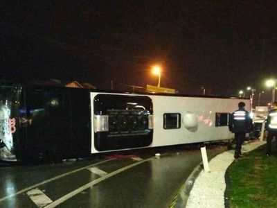 Balıkesir’de yolcu otobüsü devrildi: Kazada 1 ölü ve 20 yaralı var